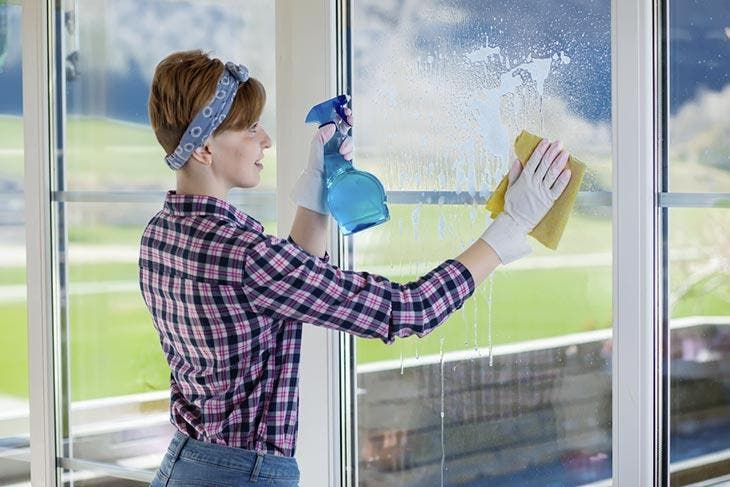 3 astuces pour nettoyer les vitres très sales sans laisser de traces