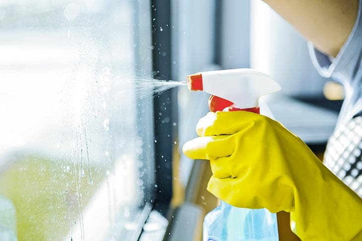 Clean the window with a natural solution