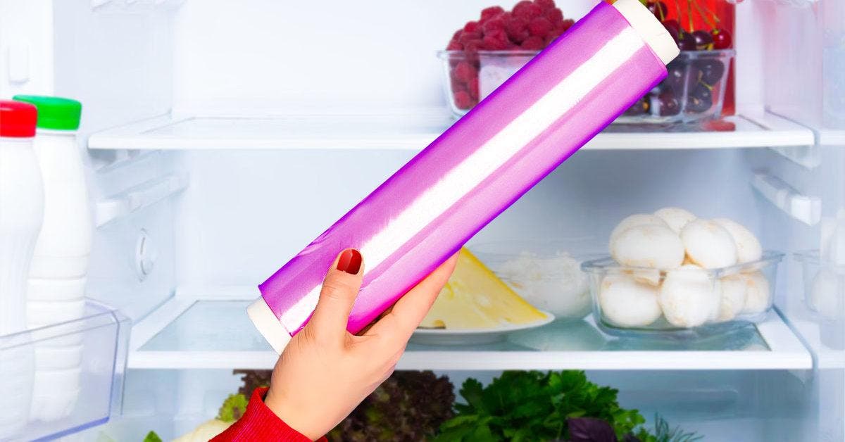 Nettoyez votre frigo en quelques secondes grâce à l’astuce magique du film alimentaire final