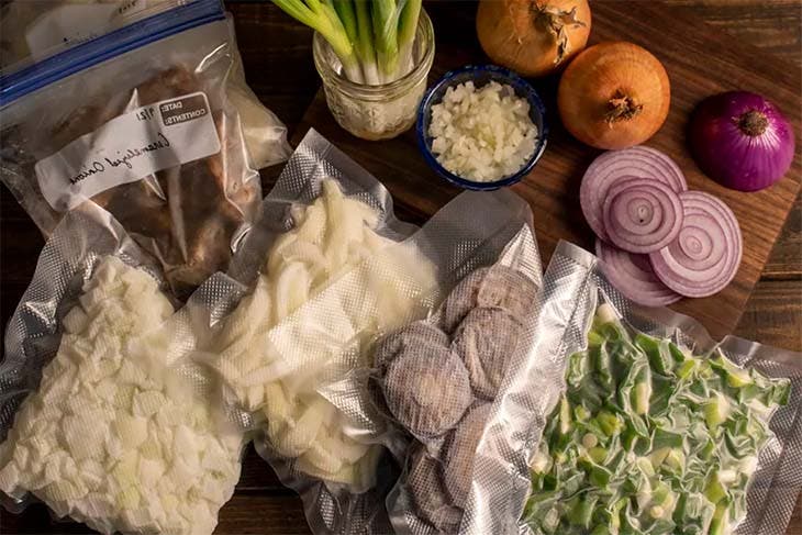 Cebollas y otras verduras en bolsas para congelar