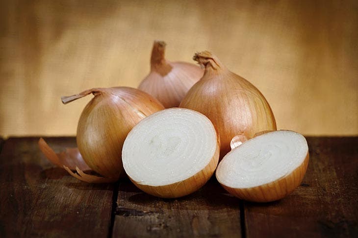 Oignons sur une table en bois