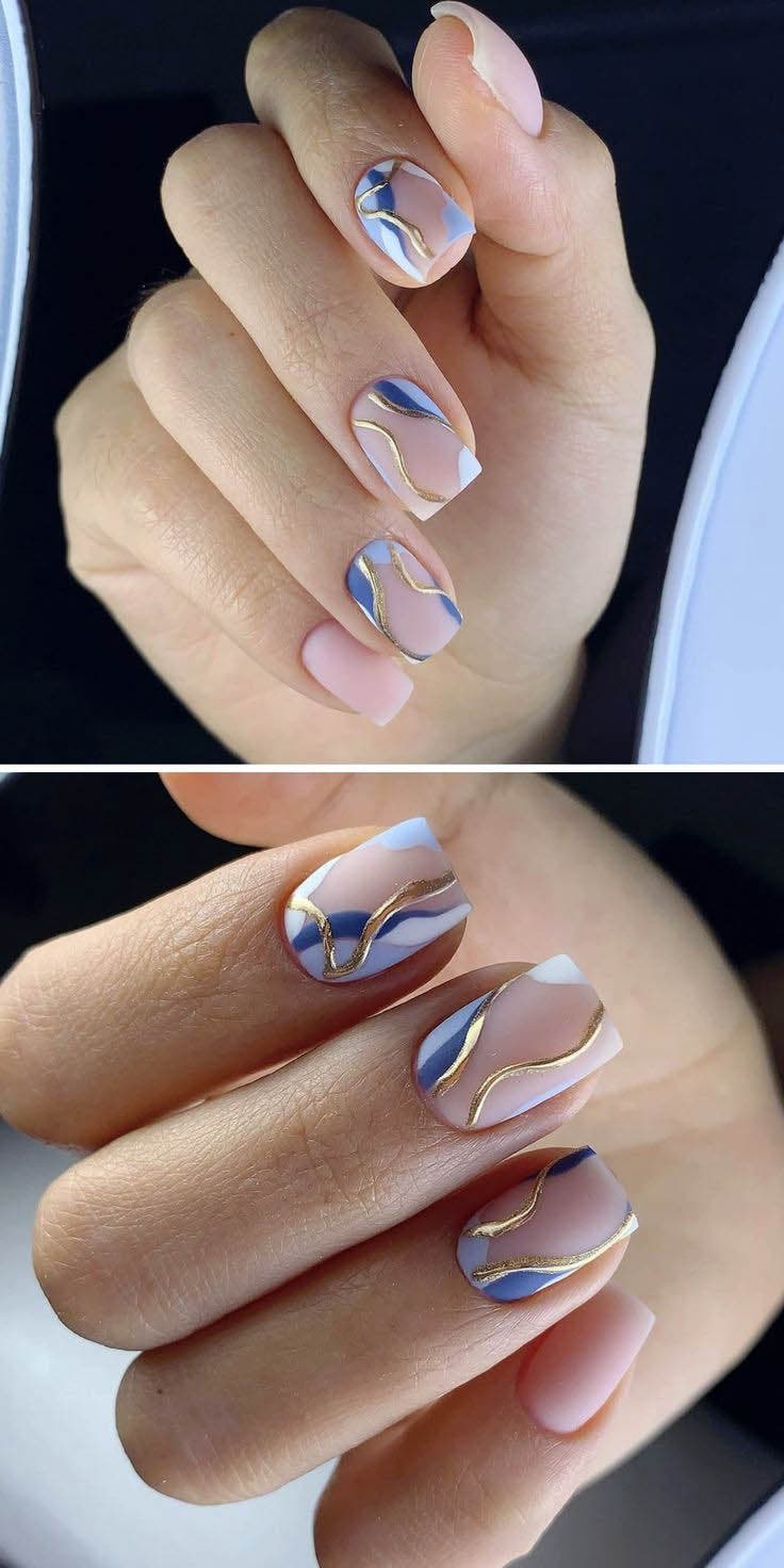 Ongles Courts Abstraits en Acrylique avec motifs géométriques bleu et nude Ongles Courts Abstraits en Acrylique avec motifs géométriques bleu et nude