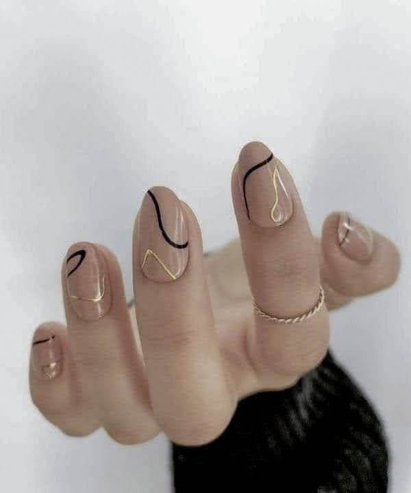 Ongles Courts Abstraits en Acrylique, couleur nude avec motifs artistiques Ongles Courts Abstraits en Acrylique, couleur nude avec motifs artistiques
