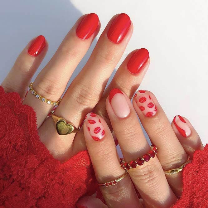 Ongles Courts Rouges avec nail art Saint Valentin sur une main Ongles Courts Rouges avec nail art Saint Valentin sur une main