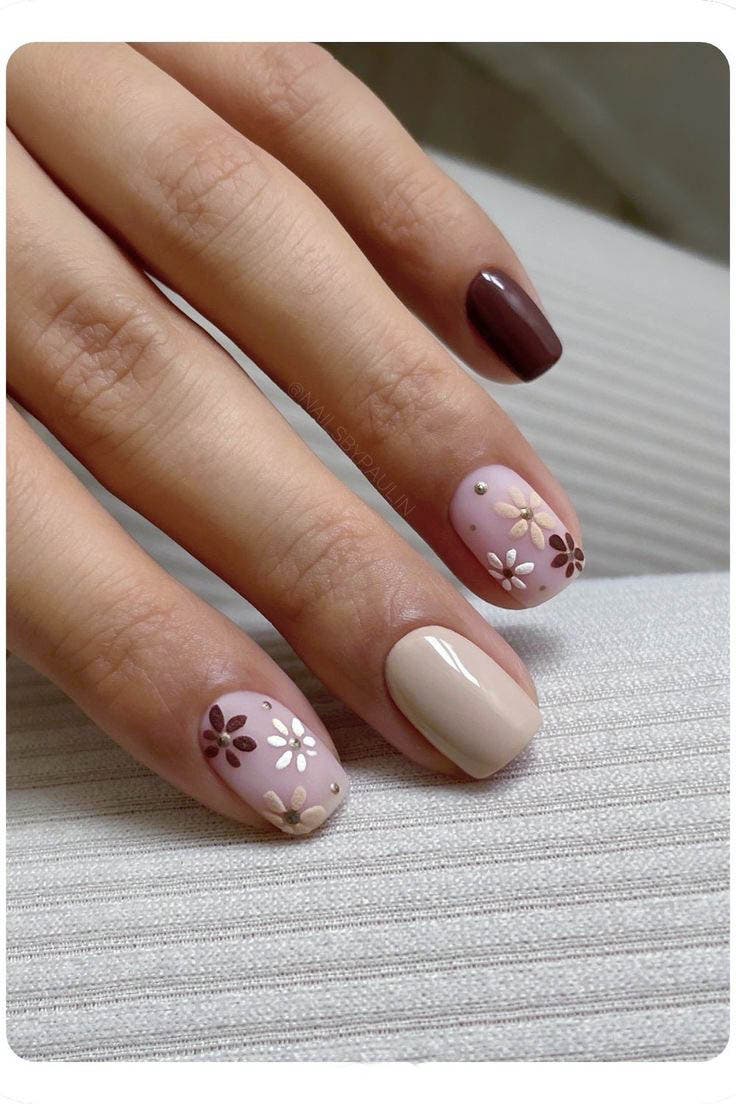 Ongles Courts avec des motifs floraux beige et rose claire Ongles Courts avec des motifs floraux beige et rose claire