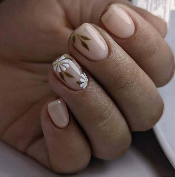 Ongles Courts avec des motifs floraux sur fond nude Ongles Courts avec des motifs floraux sur fond nude