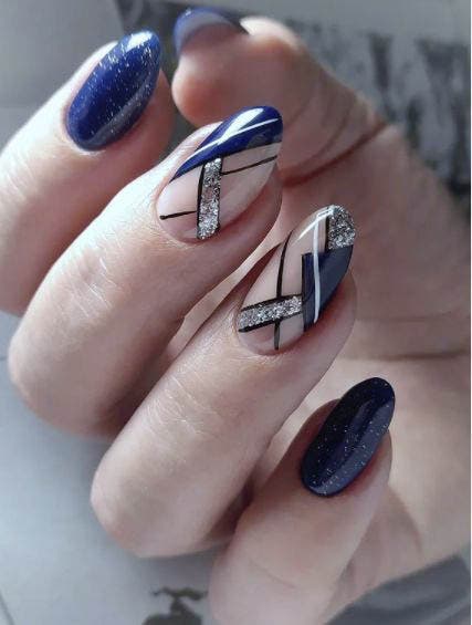 Ongles Courts avec des motifs géométriques bleu électrique et nude Ongles Courts avec des motifs géométriques bleu électrique et nude