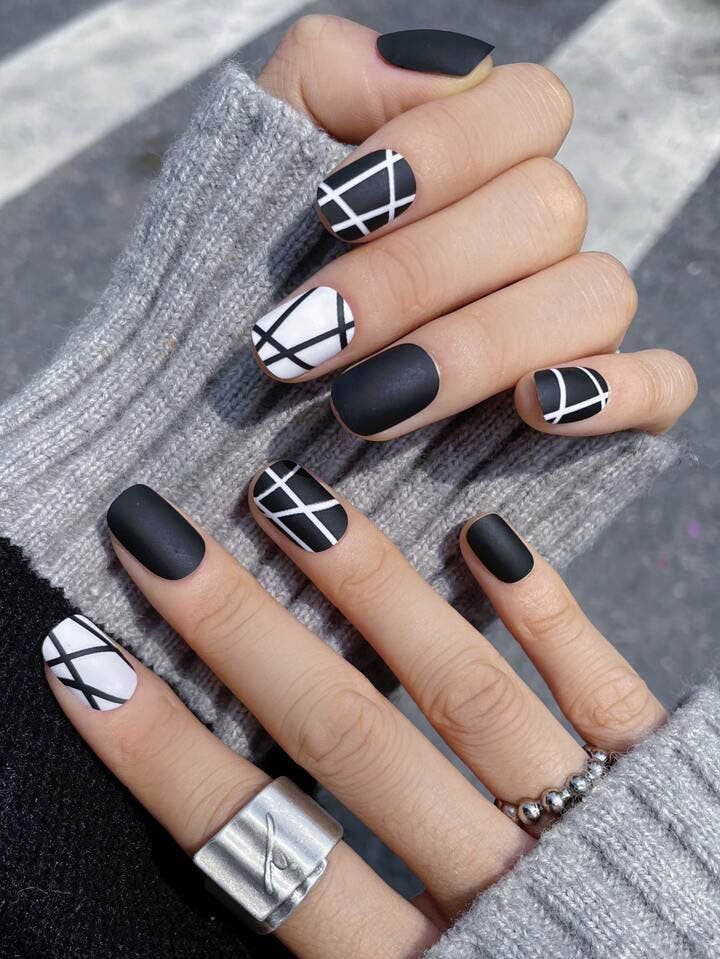 Ongles Courts avec des motifs géométriques noirs et blancs sur base mate Ongles Courts avec des motifs géométriques noirs et blancs sur base mate