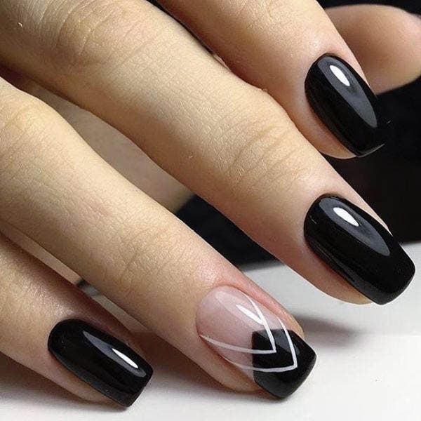 Ongles Courts noirs avec nail art sur un doigt Ongles Courts noirs avec nail art sur un doigt