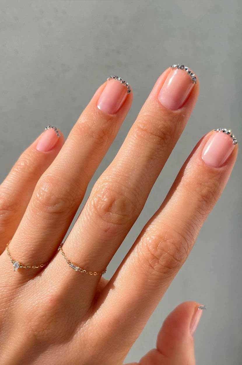 Unhas com manicure francesa e strass