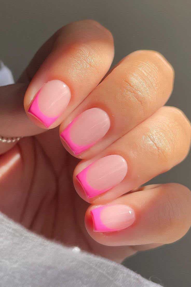 Unhas com manicure francesa em pó rosa ombré