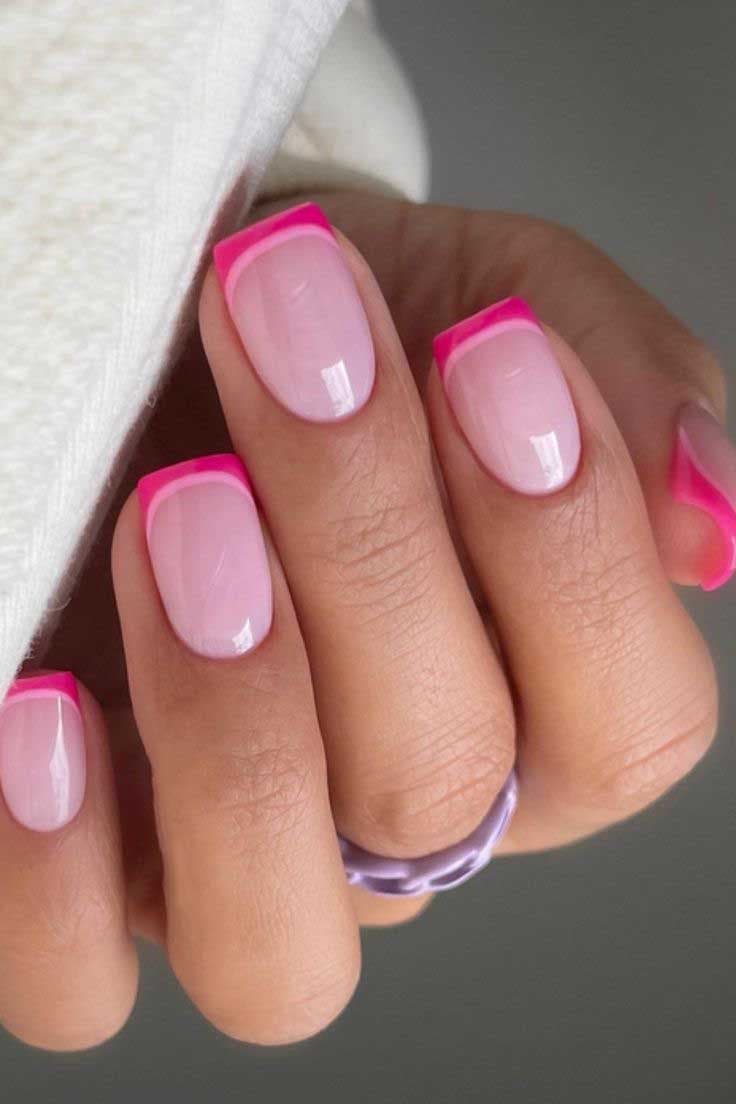 Unhas com manicure francesa rosa pó