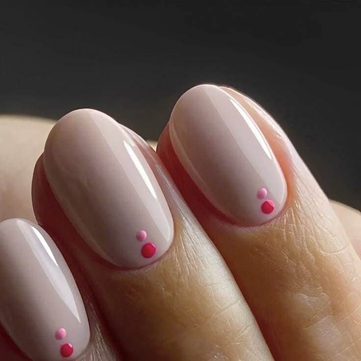 Ongles avec pois et mini-détails Ongles avec pois et mini-détails