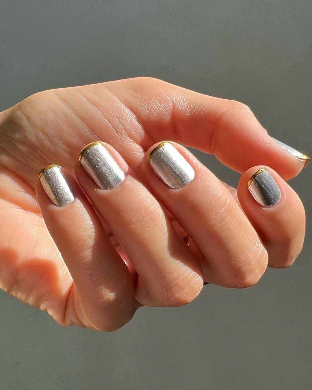 Unhas cromadas e manicure francesa