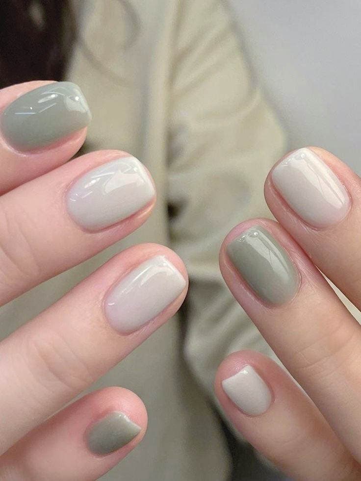 Ongles courts aux teintes pastel dégradé de verts Ongles courts aux teintes pastel dégradé de verts