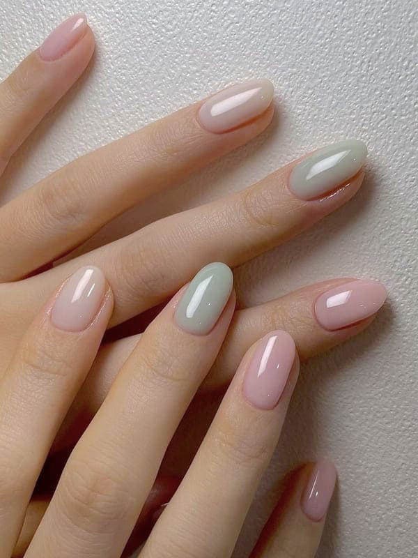 Ongles courts aux teintes pastel multicolore Ongles courts aux teintes pastel multicolore