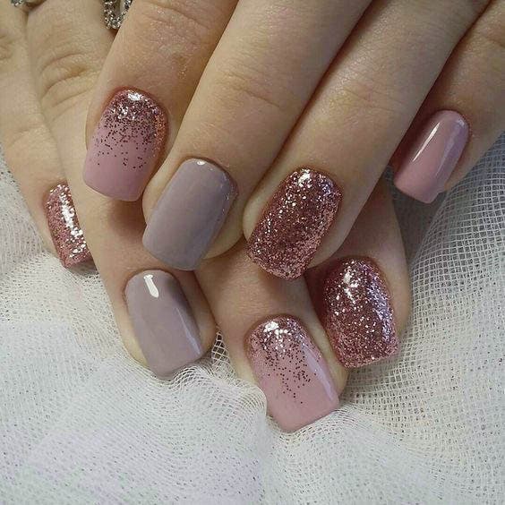 Ongles courts avec des paillettes manucure rose et anthracite Ongles courts avec des paillettes manucure rose et anthracite