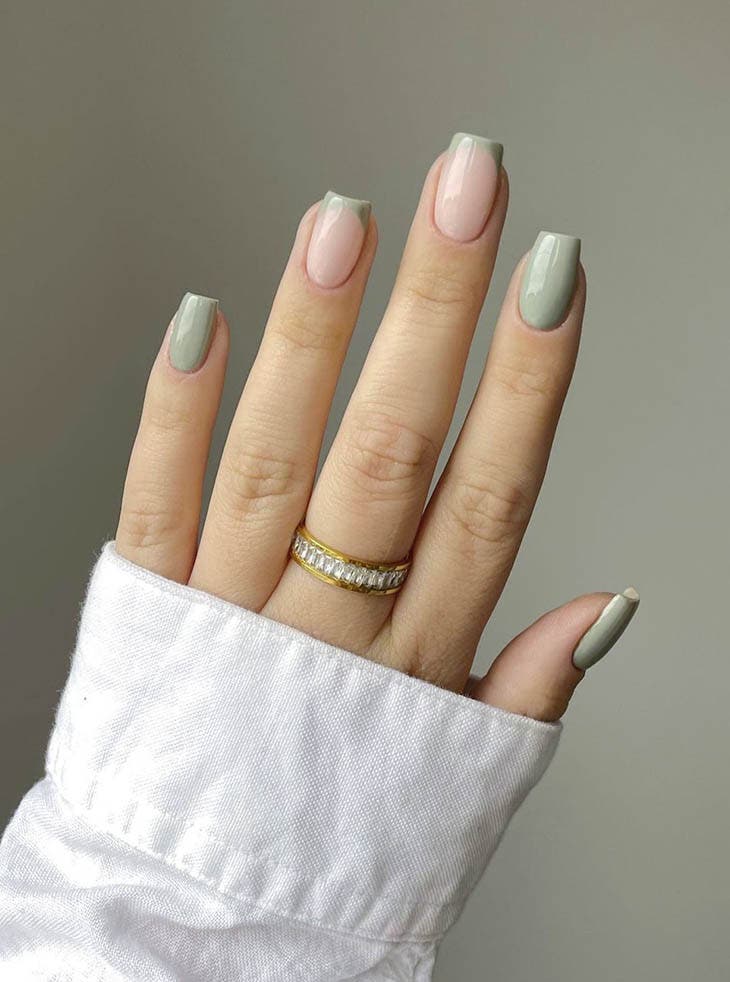 Ongles courts ombrés couleur rose poudré avec French manucure verte Ongles courts ombrés couleur rose poudré avec French manucure verte