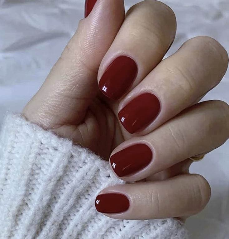 Ongles courts rouge foncée Ongles courts rouge foncée