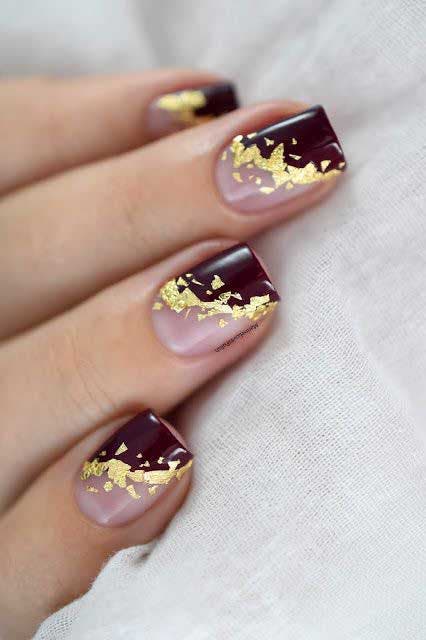 Unhas de outono com folhas douradas