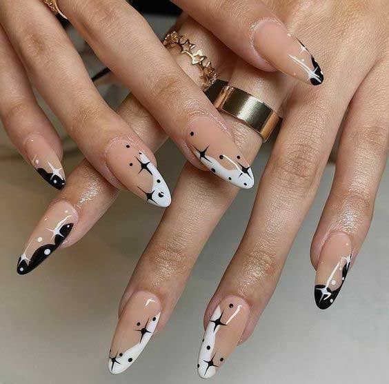 Unhas de outono com estrelas pretas e brancas