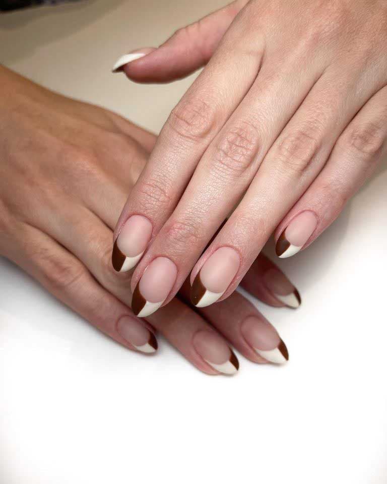 Unhas de outono manicure francesa em dois tons