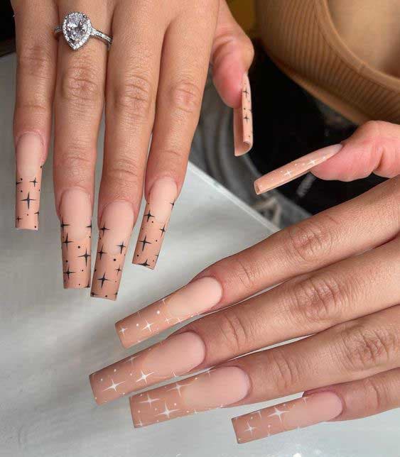 Unhas de outono manicure francesa nua estrelada