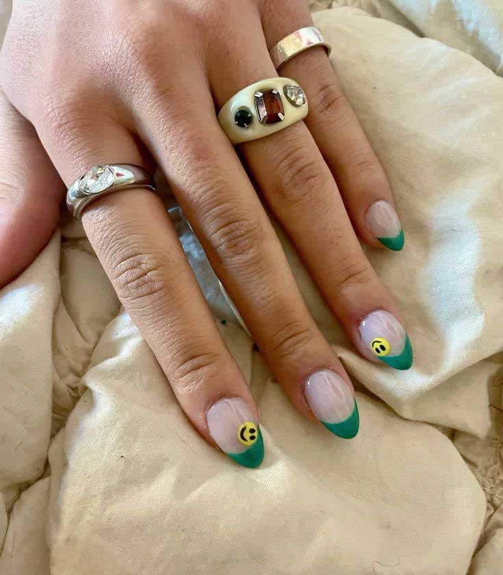 Unhas de outono Manicure francesa verde com emojis sorridentes