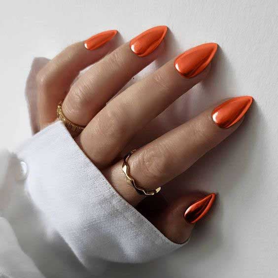 Unhas de outono manicure com efeito cromado