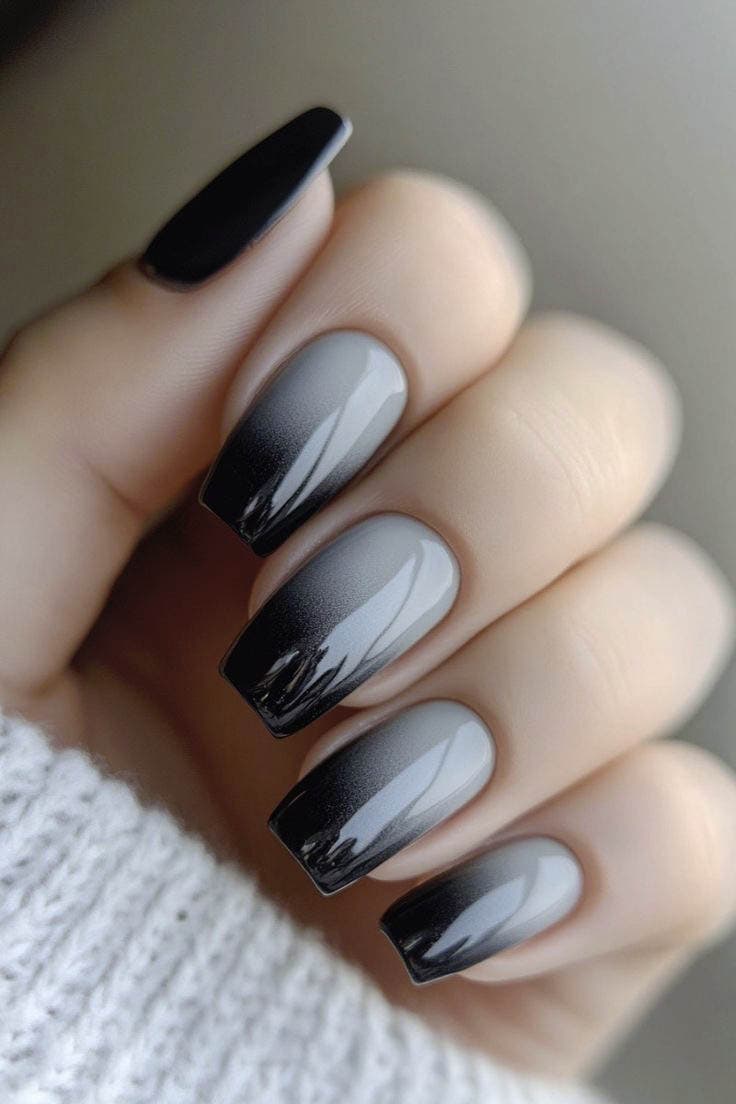 Ongles dégradés aux tons noir et gris Ongles dégradés aux tons noir et gris