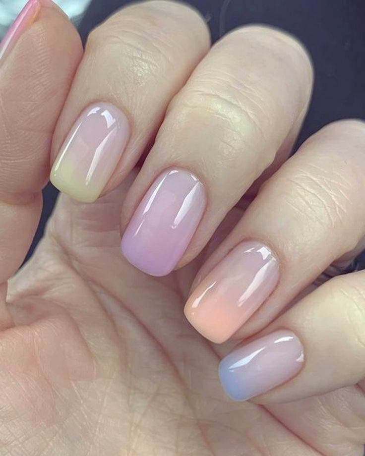 Ongles dégradés avec des nuances pastel multicolor Ongles dégradés avec des nuances pastel multicolor