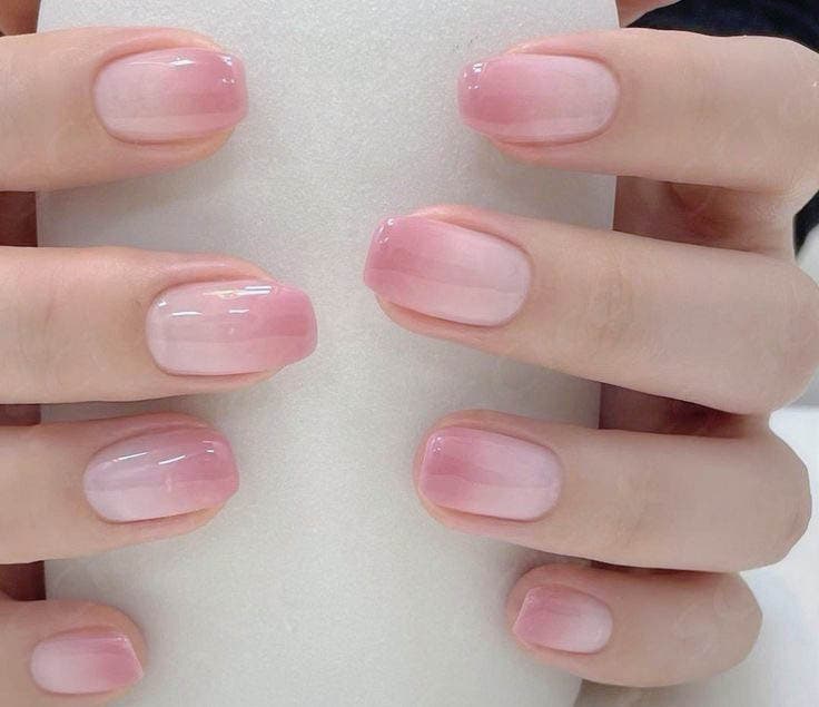 Ongles dégradés avec des nuances pastel nude et rose Ongles dégradés avec des nuances pastel nude et rose