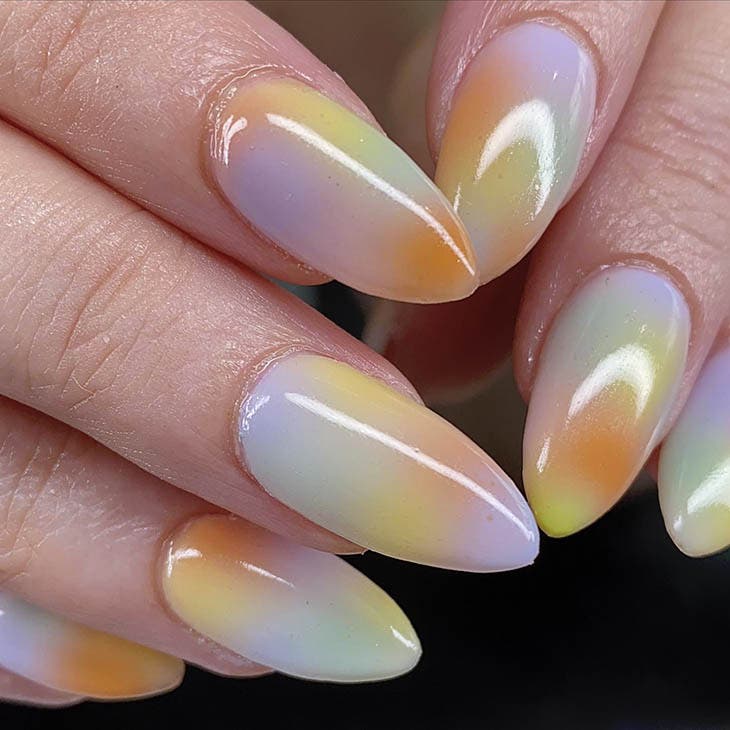Ongles dégradés avec des nuances pastel orange vert violet Ongles dégradés avec des nuances pastel orange vert violet