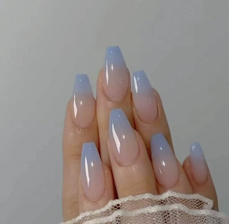 Ongles dégradés avec des nuances pastel rude et bleu Ongles dégradés avec des nuances pastel rude et bleu