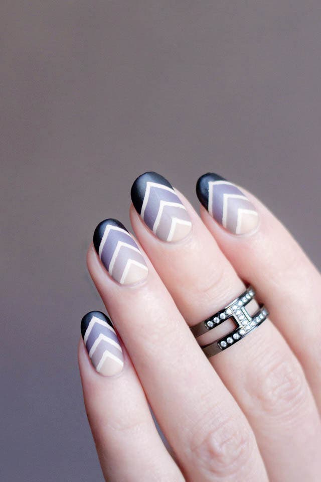Ongles dégradés avec motifs géométriques beige, bleu, noir Ongles dégradés avec motifs géométriques beige, bleu, noir