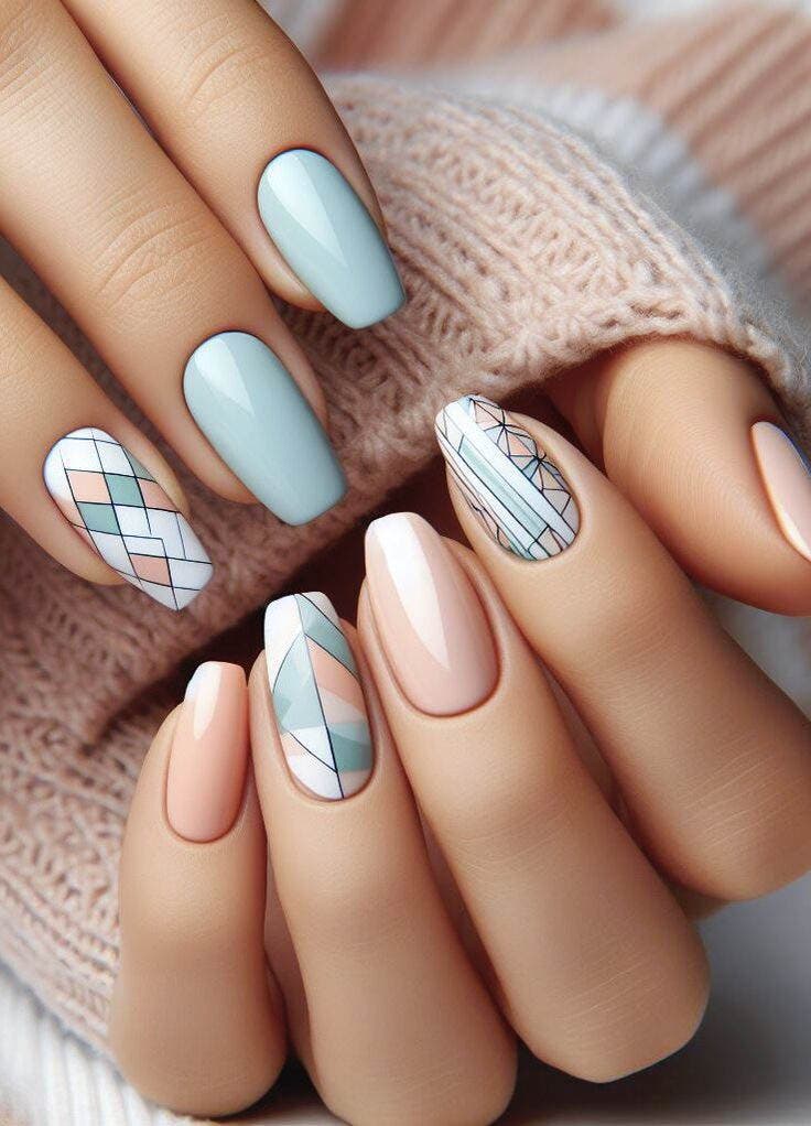 Ongles dégradés avec motifs géométriques bleus Ongles dégradés avec motifs géométriques bleus