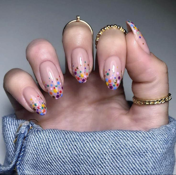 Ongles dégradés avec pois multicolor Ongles dégradés avec pois multicolor