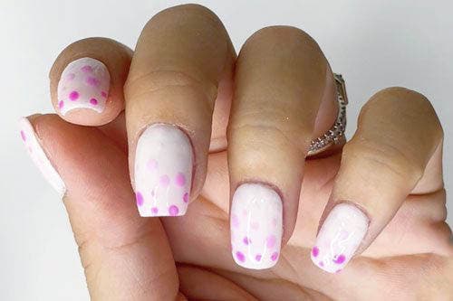 Ongles dégradés avec pois violets Ongles dégradés avec pois violets