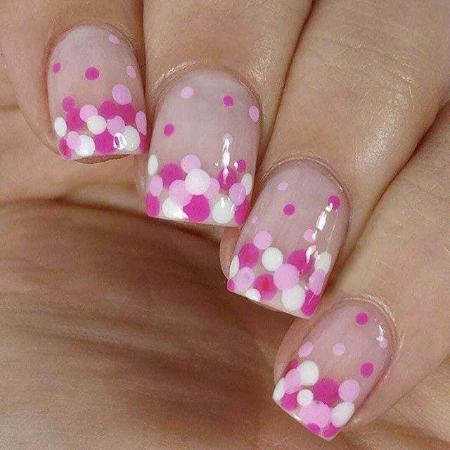 Ongles dégradés avec pois violets et blanc Ongles dégradés avec pois violets et blanc