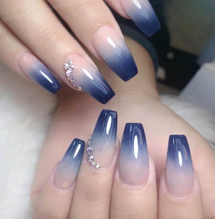 Ongles dégradés en nuances de bleu canard et nude Ongles dégradés en nuances de bleu canard et nude
