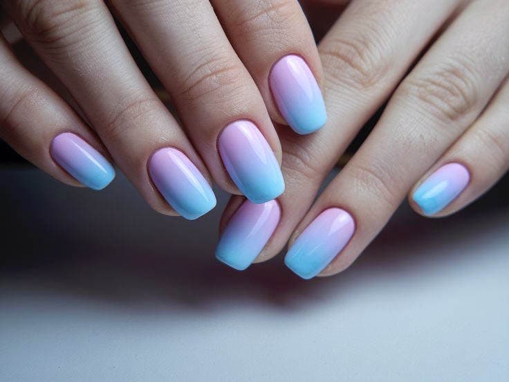 Ongles dégradés en nuances de bleu ciel et rose Ongles dégradés en nuances de bleu ciel et rose