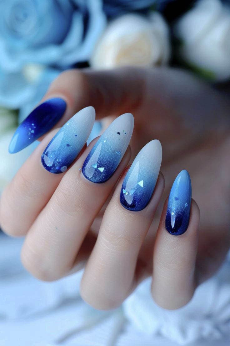 Ongles dégradés en nuances de bleu et blanc Ongles dégradés en nuances de bleu et blanc