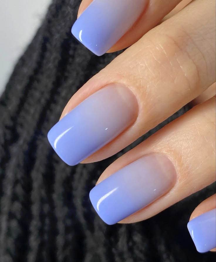 Ongles dégradés en nuances lavande et nude Ongles dégradés en nuances lavande et nude