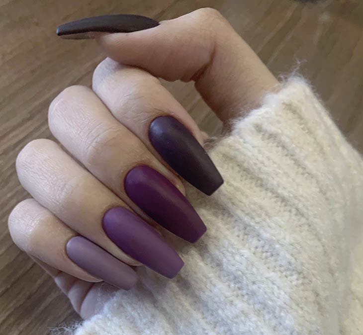 Ongles dégradés mat avec un dégradé de violet foncé Ongles dégradés mat avec un dégradé de violet foncé