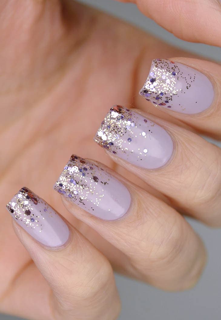 Ongles dégradés nude avec des paillettes lavande et paillette Ongles dégradés nude avec des paillettes lavande et paillette