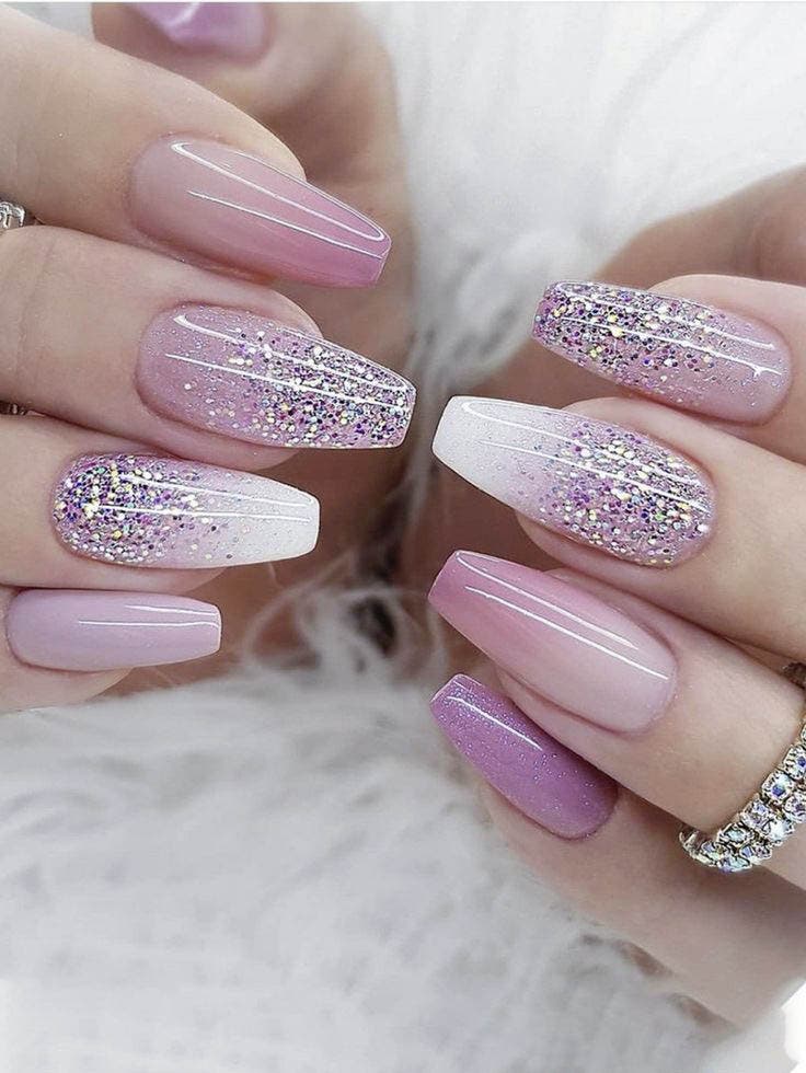 Ongles dégradés nude avec des paillettes violet et blanc Ongles dégradés nude avec des paillettes violet et blanc