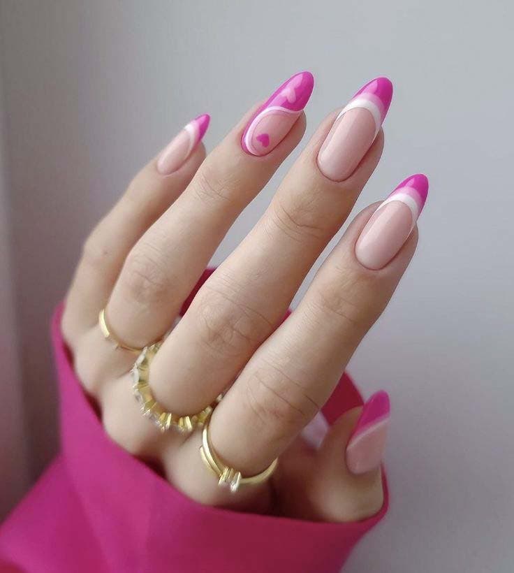 Unhas de amêndoa com manicure francesa rosa