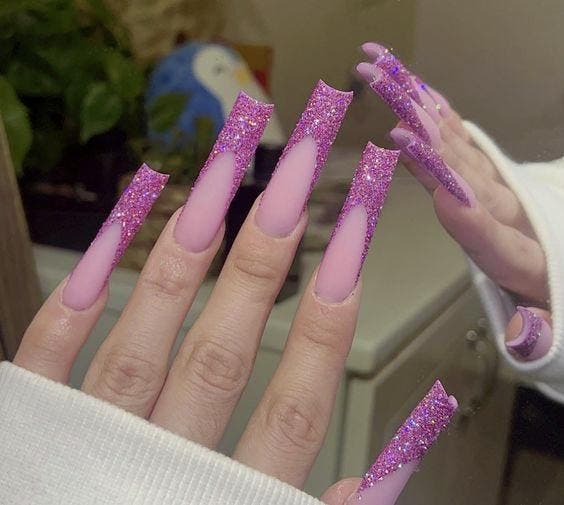 Unhas compridas com manicure francesa rosa brilhante