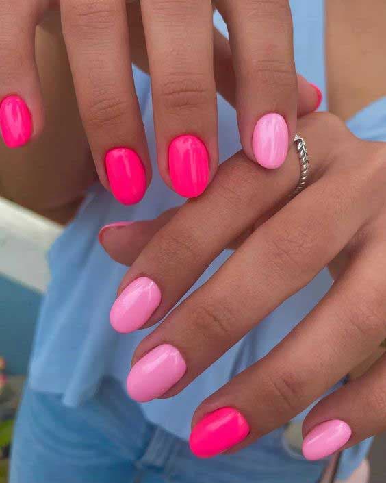 Unhas rosa em pó em dois tons