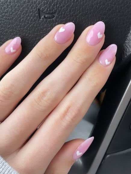 Unhas rosa em pó com desenhos em formato de coração